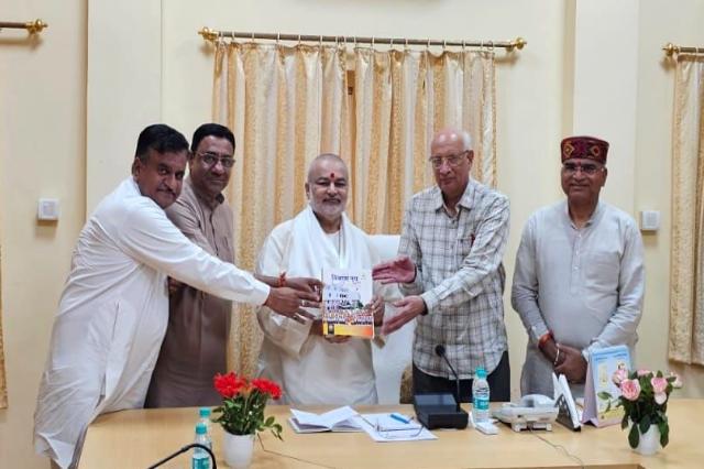 Brahmachari Girish Ji met Dr. Ravindra Kanhere, National President of Educational Institution Vidya Bharati with other senior office bearers of Madhya Pradesh state. A very fruitful discussion took place on present education system and need to add spiritual contents on all levels of education in India. The group has presented a book 